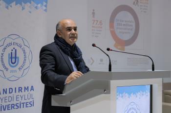 "Dünyada ve Türkiye'de Göç ve Mültecilik " konulu konferans düzenlendi
